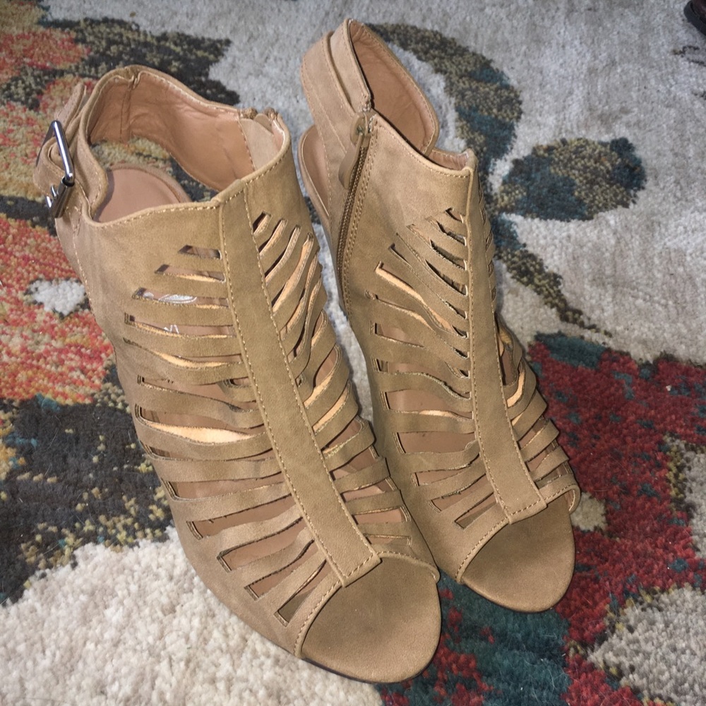 🌙 6/$30 Tan sandals heels